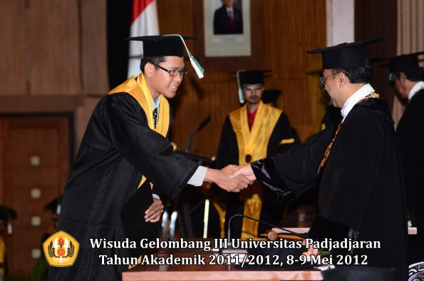 wisuda-unpad-gel-iii-2011_2012-fakultas-pertanian-oleh-rektor-027