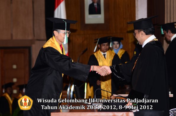 wisuda-unpad-gel-iii-2011_2012-fakultas-pertanian-oleh-rektor-028