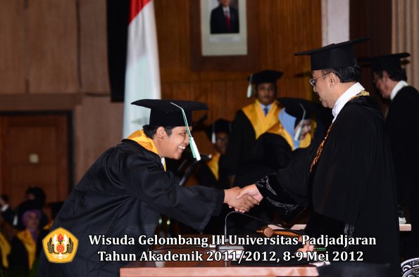 wisuda-unpad-gel-iii-2011_2012-fakultas-pertanian-oleh-rektor-029