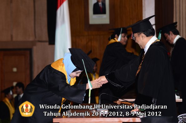 wisuda-unpad-gel-iii-2011_2012-fakultas-pertanian-oleh-rektor-030