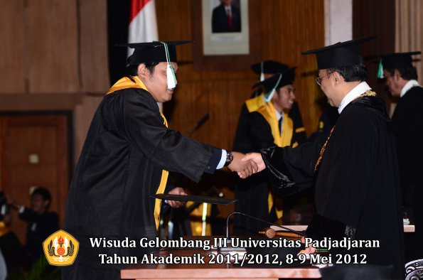 wisuda-unpad-gel-iii-2011_2012-fakultas-pertanian-oleh-rektor-031