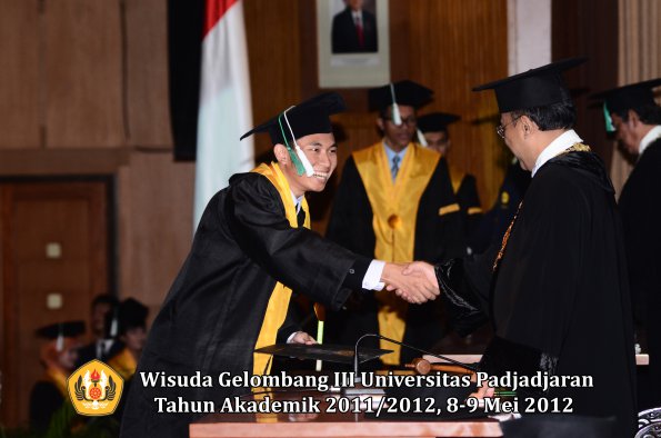 wisuda-unpad-gel-iii-2011_2012-fakultas-pertanian-oleh-rektor-032