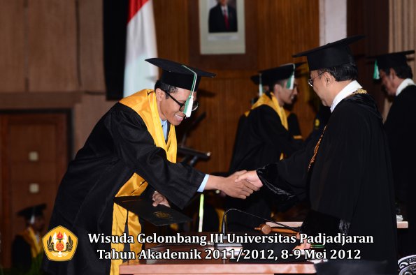 wisuda-unpad-gel-iii-2011_2012-fakultas-pertanian-oleh-rektor-033