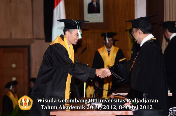 wisuda-unpad-gel-iii-2011_2012-fakultas-pertanian-oleh-rektor-034