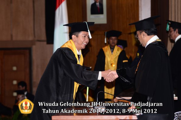 wisuda-unpad-gel-iii-2011_2012-fakultas-pertanian-oleh-rektor-035