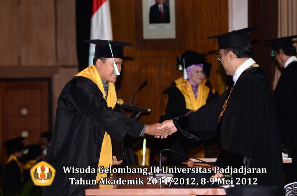 wisuda-unpad-gel-iii-2011_2012-fakultas-pertanian-oleh-rektor-036