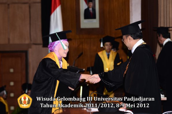 wisuda-unpad-gel-iii-2011_2012-fakultas-pertanian-oleh-rektor-037