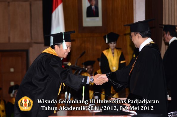 wisuda-unpad-gel-iii-2011_2012-fakultas-pertanian-oleh-rektor-038