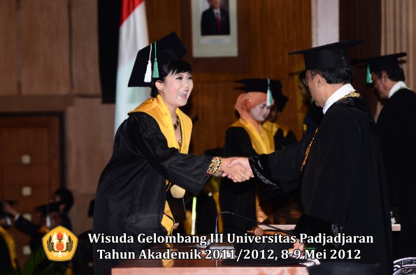 wisuda-unpad-gel-iii-2011_2012-fakultas-pertanian-oleh-rektor-039