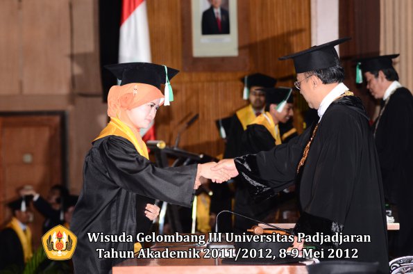 wisuda-unpad-gel-iii-2011_2012-fakultas-pertanian-oleh-rektor-040