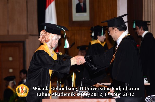 wisuda-unpad-gel-iii-2011_2012-fakultas-pertanian-oleh-rektor-043