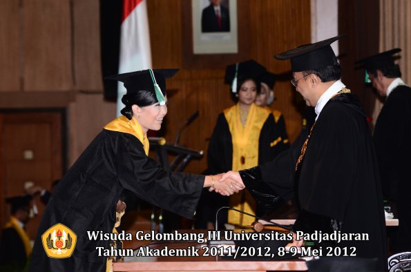 wisuda-unpad-gel-iii-2011_2012-fakultas-pertanian-oleh-rektor-044