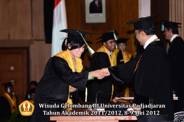 wisuda-unpad-gel-iii-2011_2012-fakultas-pertanian-oleh-rektor-048