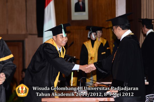 wisuda-unpad-gel-iii-2011_2012-fakultas-pertanian-oleh-rektor-049