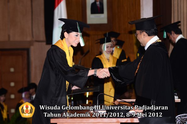 wisuda-unpad-gel-iii-2011_2012-fakultas-pertanian-oleh-rektor-051