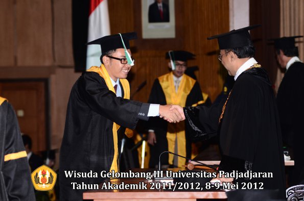 wisuda-unpad-gel-iii-2011_2012-fakultas-pertanian-oleh-rektor-053