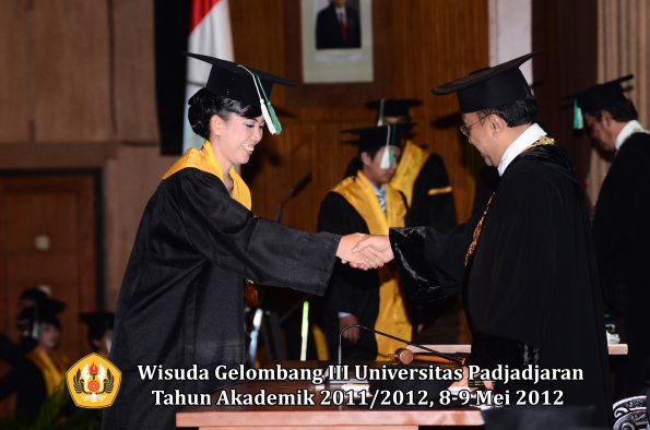 wisuda-unpad-gel-iii-2011_2012-fakultas-pertanian-oleh-rektor-055