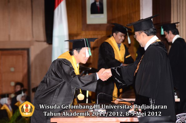 wisuda-unpad-gel-iii-2011_2012-fakultas-pertanian-oleh-rektor-056