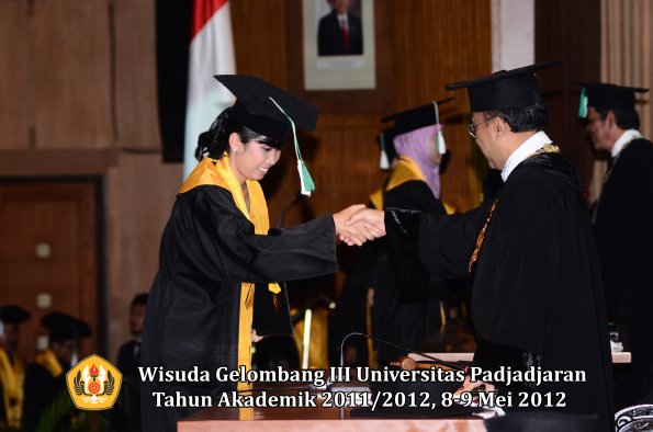 wisuda-unpad-gel-iii-2011_2012-fakultas-pertanian-oleh-rektor-058