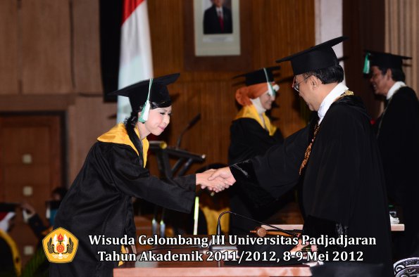 wisuda-unpad-gel-iii-2011_2012-fakultas-pertanian-oleh-rektor-060