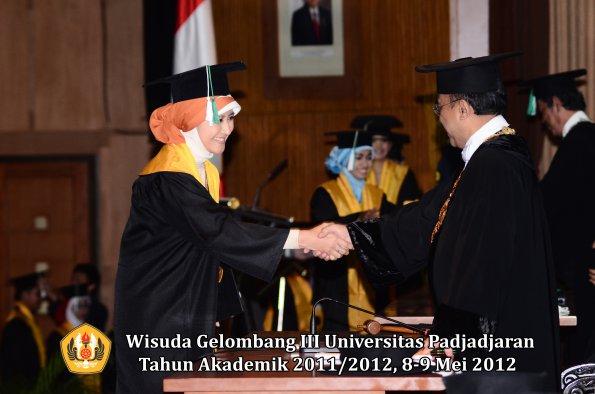 wisuda-unpad-gel-iii-2011_2012-fakultas-pertanian-oleh-rektor-061