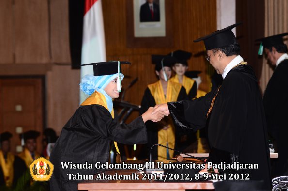 wisuda-unpad-gel-iii-2011_2012-fakultas-pertanian-oleh-rektor-062