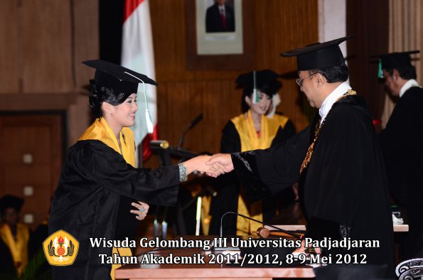 wisuda-unpad-gel-iii-2011_2012-fakultas-pertanian-oleh-rektor-063