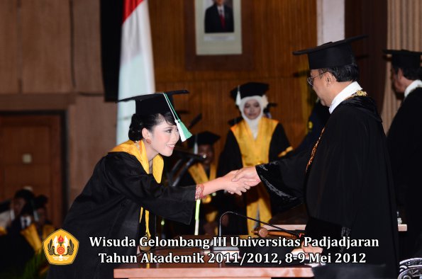 wisuda-unpad-gel-iii-2011_2012-fakultas-pertanian-oleh-rektor-064