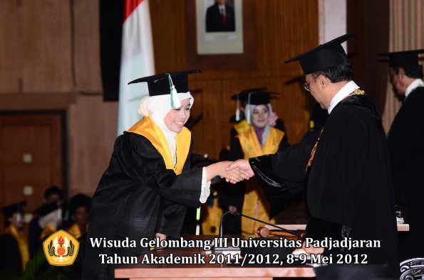 wisuda-unpad-gel-iii-2011_2012-fakultas-pertanian-oleh-rektor-065