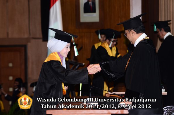 wisuda-unpad-gel-iii-2011_2012-fakultas-pertanian-oleh-rektor-066