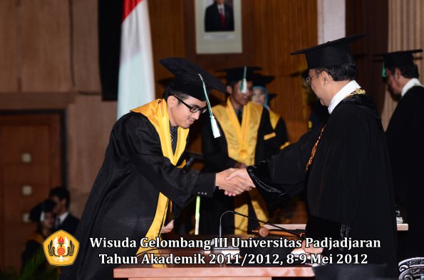 wisuda-unpad-gel-iii-2011_2012-fakultas-pertanian-oleh-rektor-067