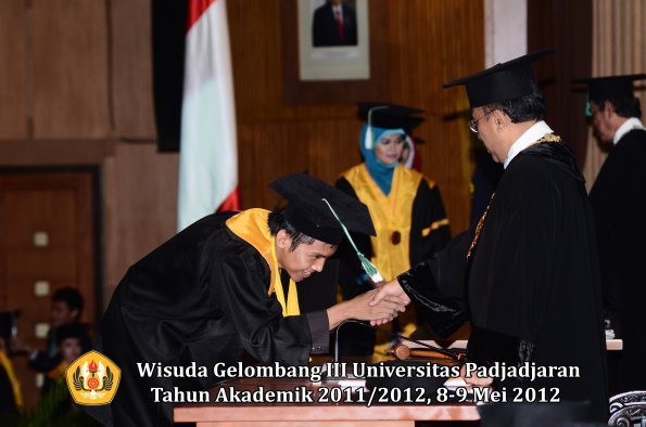 wisuda-unpad-gel-iii-2011_2012-fakultas-pertanian-oleh-rektor-068