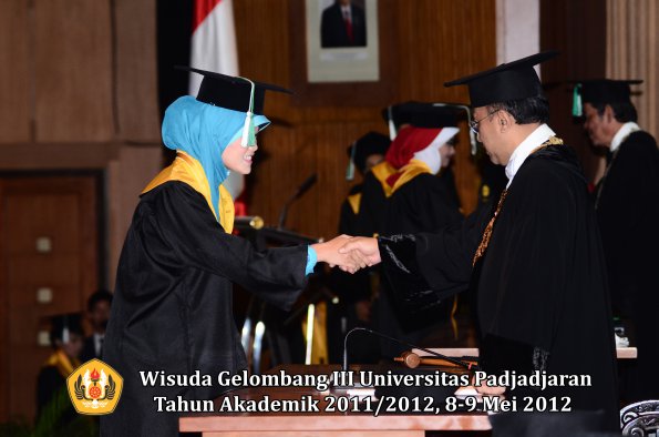 wisuda-unpad-gel-iii-2011_2012-fakultas-pertanian-oleh-rektor-069