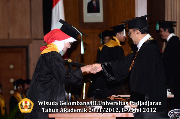 wisuda-unpad-gel-iii-2011_2012-fakultas-pertanian-oleh-rektor-070