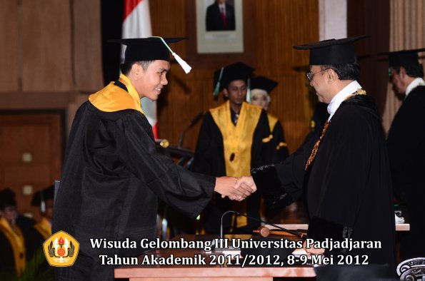 wisuda-unpad-gel-iii-2011_2012-fakultas-pertanian-oleh-rektor-071