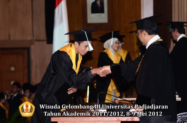 wisuda-unpad-gel-iii-2011_2012-fakultas-pertanian-oleh-rektor-072