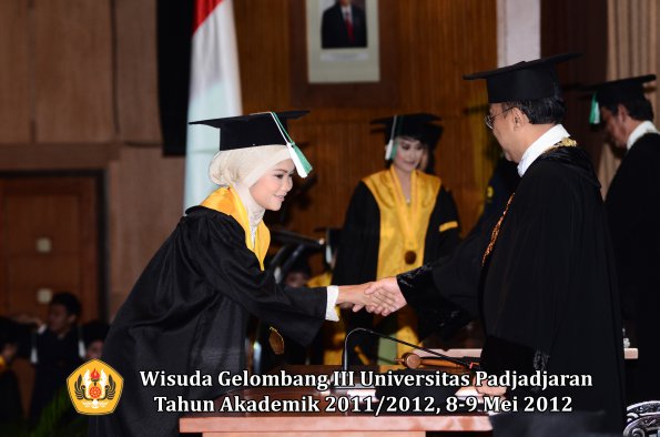 wisuda-unpad-gel-iii-2011_2012-fakultas-pertanian-oleh-rektor-073