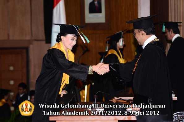 wisuda-unpad-gel-iii-2011_2012-fakultas-pertanian-oleh-rektor-074