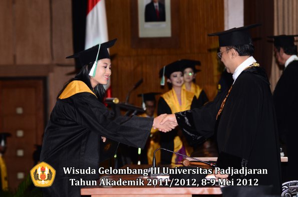 wisuda-unpad-gel-iii-2011_2012-fakultas-pertanian-oleh-rektor-075