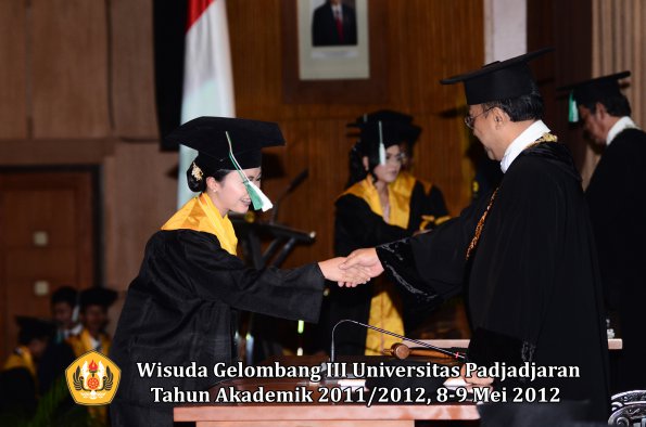 wisuda-unpad-gel-iii-2011_2012-fakultas-pertanian-oleh-rektor-076