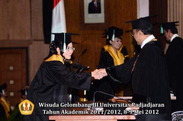 wisuda-unpad-gel-iii-2011_2012-fakultas-pertanian-oleh-rektor-077