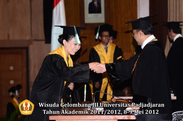 wisuda-unpad-gel-iii-2011_2012-fakultas-pertanian-oleh-rektor-078