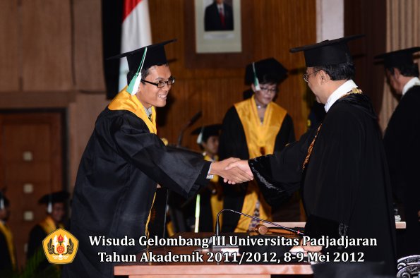 wisuda-unpad-gel-iii-2011_2012-fakultas-pertanian-oleh-rektor-079