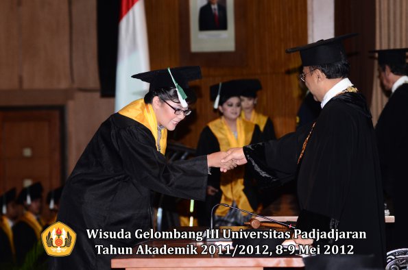 wisuda-unpad-gel-iii-2011_2012-fakultas-pertanian-oleh-rektor-080