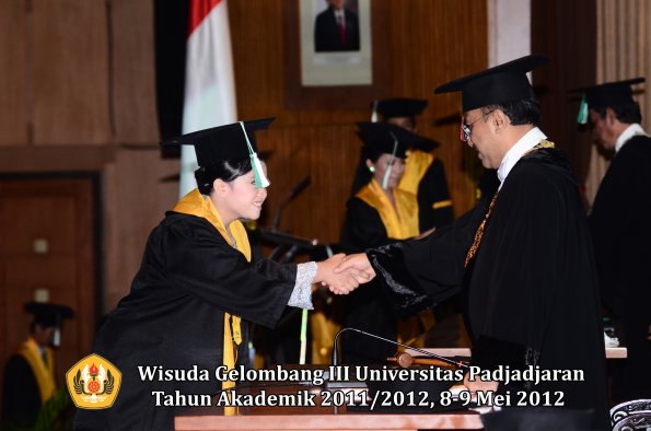 wisuda-unpad-gel-iii-2011_2012-fakultas-pertanian-oleh-rektor-081