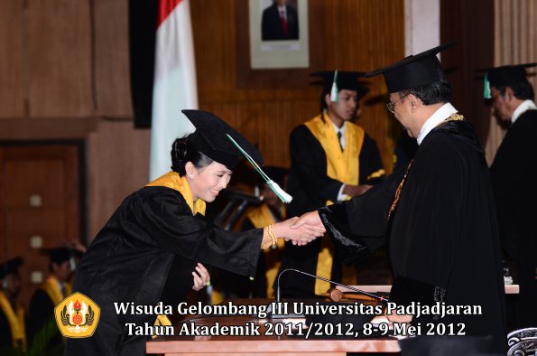 wisuda-unpad-gel-iii-2011_2012-fakultas-pertanian-oleh-rektor-082