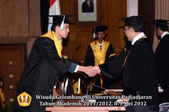 wisuda-unpad-gel-iii-2011_2012-fakultas-pertanian-oleh-rektor-083