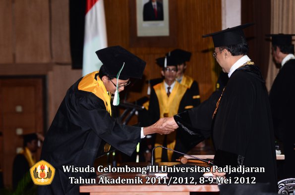 wisuda-unpad-gel-iii-2011_2012-fakultas-pertanian-oleh-rektor-084