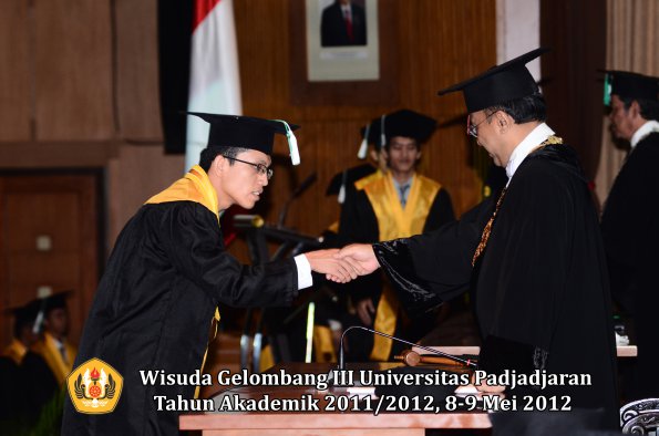 wisuda-unpad-gel-iii-2011_2012-fakultas-pertanian-oleh-rektor-085