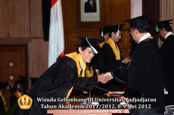 wisuda-unpad-gel-iii-2011_2012-fakultas-pertanian-oleh-rektor-086